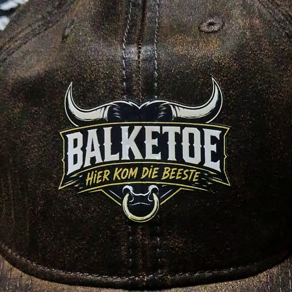 Balketoe 'Hier kom die beeste' β leather-look branded cap